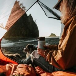 Earthwell Roaster Loop Vacuum Bottle 473ml Volcanic Black -SurviGear Store earthwell roaster loop lifestyle 002 4