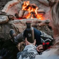 Earthwell Woodie Single Wall Bottle 800ml Maple / Baja Sand -SurviGear Store earthwell woodie sw lifestyle 02 1 6